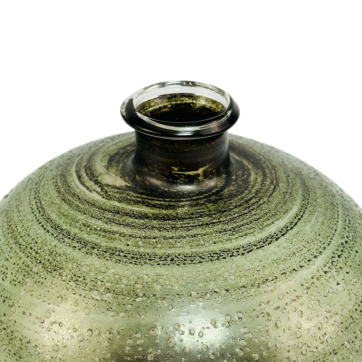 Detail der grünen Studioglas Vase: dunkler Hals mit aufgelegtem Klarglasrand und spiralförmigem Dekor