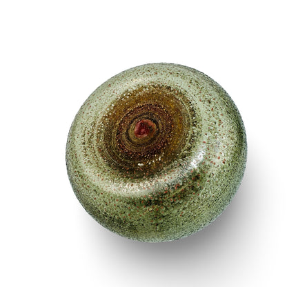Unterseite der grünen Studioglas Vase, Schrägansicht mit bernsteinfarbenem Wirbel und rötlichem Abriss