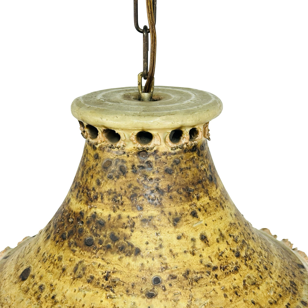 Detail der Keramik-Pendelleuchte, ockergelbe Glasur mit dunkelbrauner Sprenkelung und sichtbaren Drehrillen unter dem Kragen
