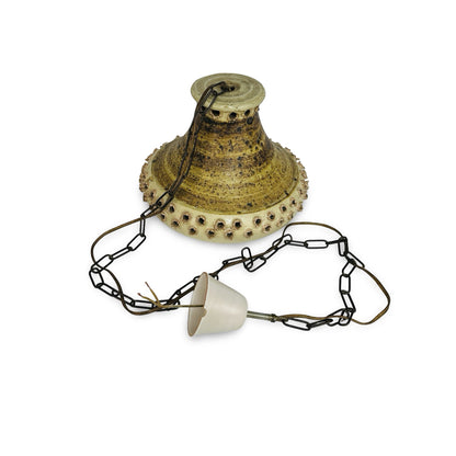 Keramik-Pendelleuchte liegend mit dunkler Metallkette, eingeflochtenem Kabel und cremeweißem Baldachin auf weißem Grund