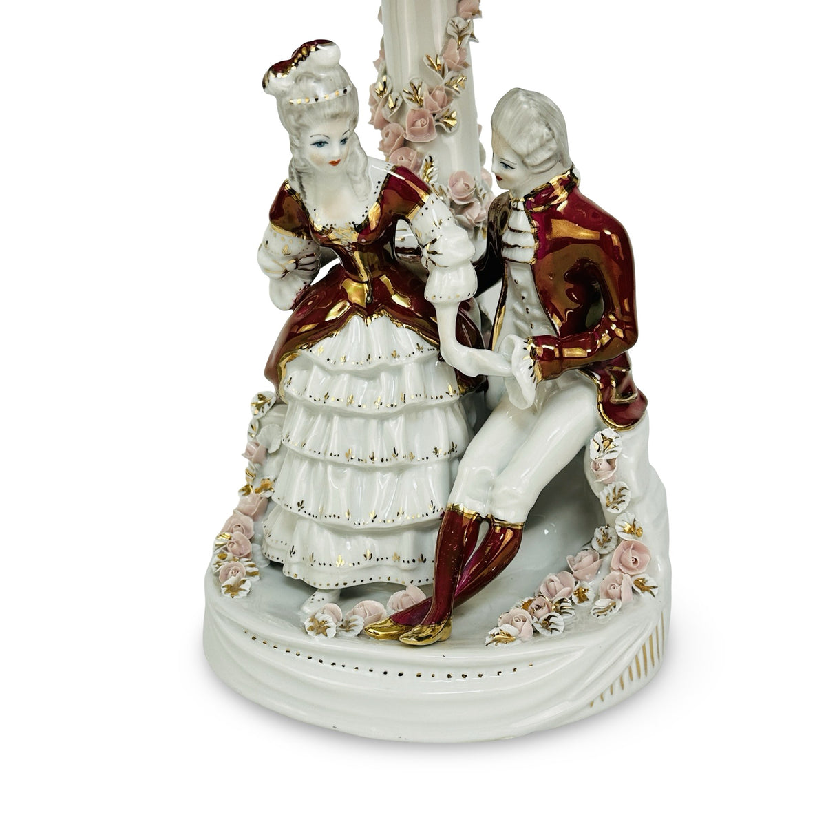 Figurengruppe aus Porzellan, Dame im Volantkleid und Kavalier in weinrotem Rock vor der Rosensäule