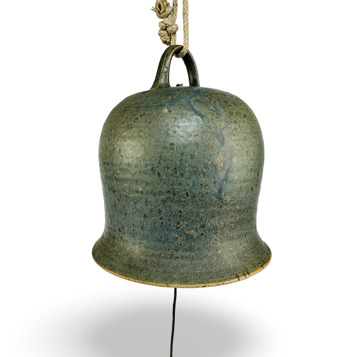 Seitenansicht der handgedrehten Keramikglocke mit Bandhenkel und gesprenkelter Glasur in Moosgrün und Taubenblau