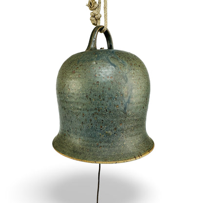 Seitenansicht der handgedrehten Keramikglocke mit Bandhenkel und gesprenkelter Glasur in Moosgrün und Taubenblau
