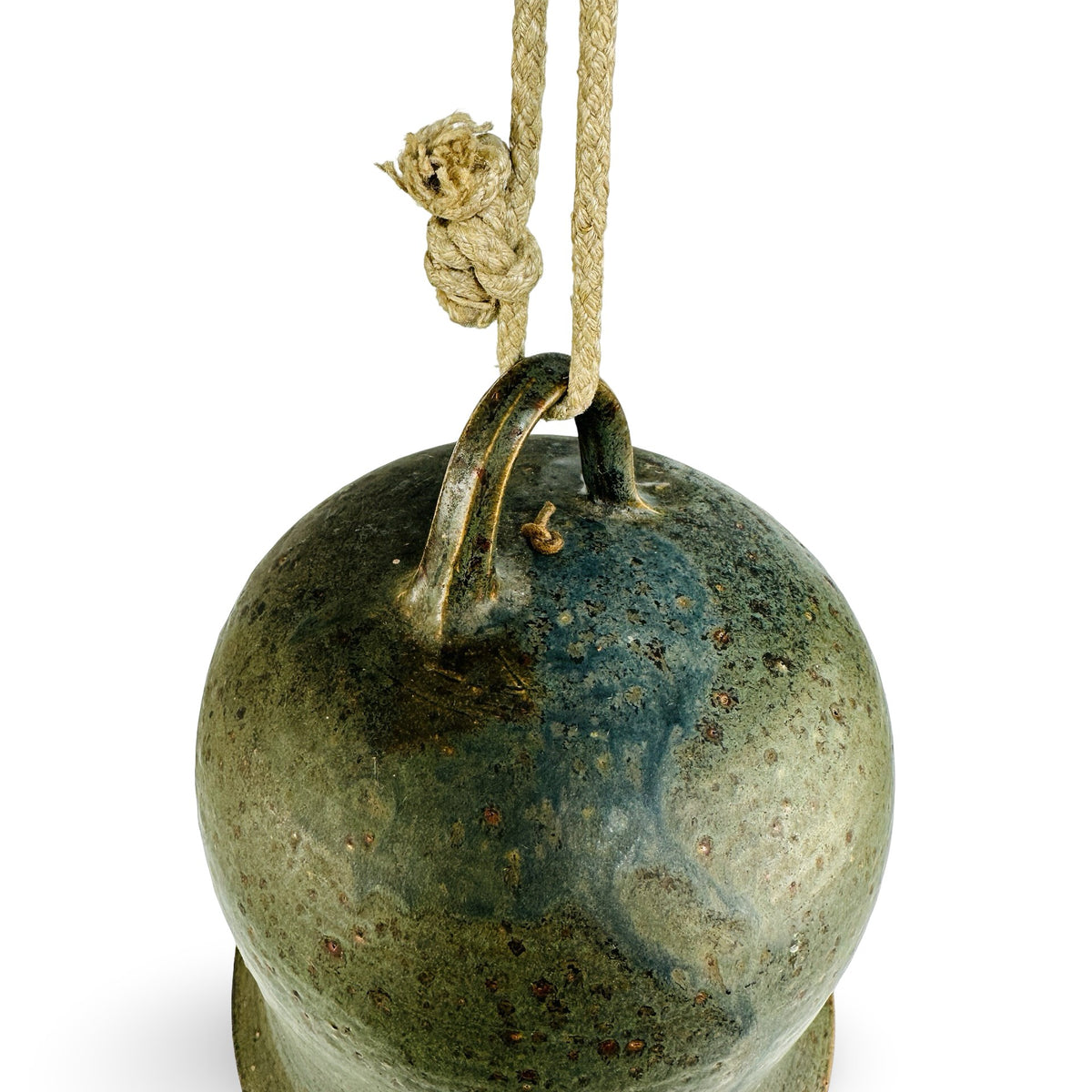 Detail des gezogenen Bandhenkels mit geknoteter Baumwollkordel und blauen Glasurläufen auf der Schulter