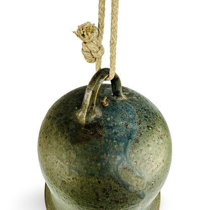 Detail des gezogenen Bandhenkels mit geknoteter Baumwollkordel und blauen Glasurläufen auf der Schulter