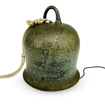 Steinzeug Glocke mit Eisensprenkeln in Grün, Blau und Braun und geknoteter Aufhängekordel