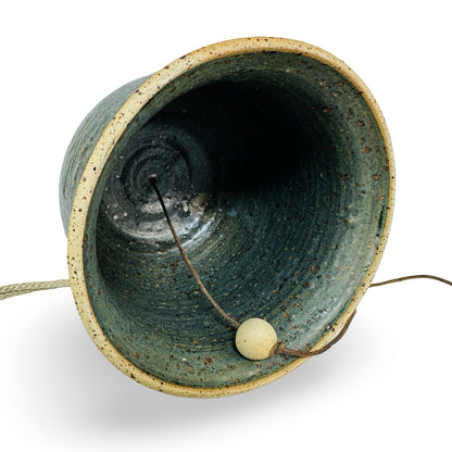 Innenansicht der Hängeglocke mit Drehrillen, Keramikklöppel und hellem gesprenkeltem Steinzeugrand