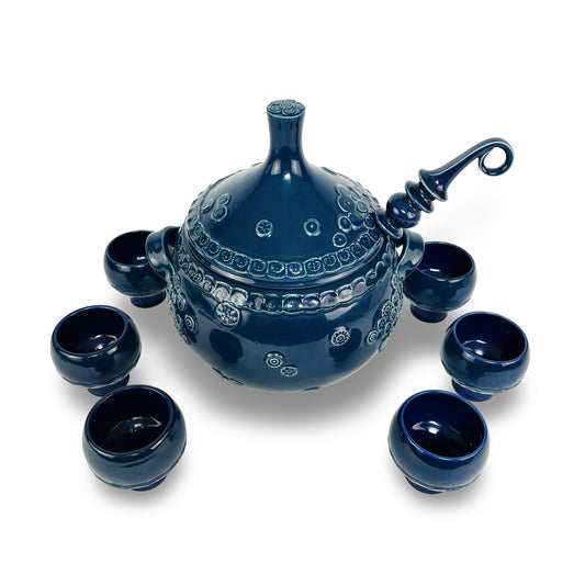 Bowle-Set leicht von oben, Bowleschüssel mit Reliefdekor und sechs blau glasierte Becher