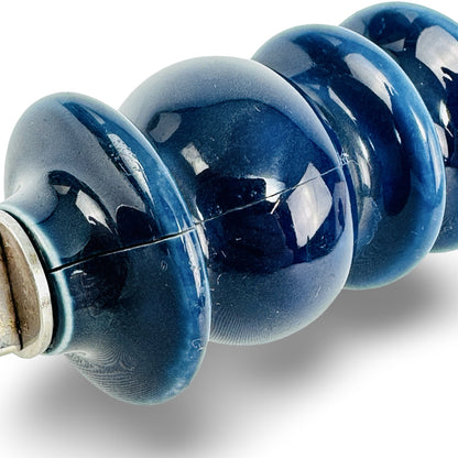 Detail des Keramikgriffs der Kelle mit feinem, festem Haarriss in der blauen Glasur