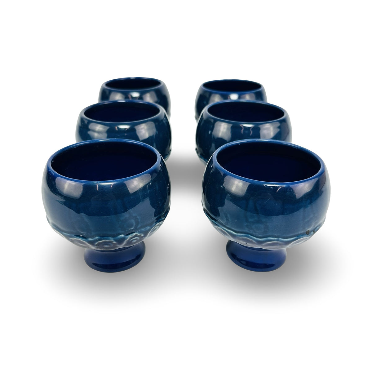 Sechs blaue Wiinblad Bowlebecher mit Fuß und Rosettenfries, Ansicht schräg von oben