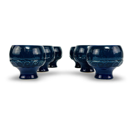 Sechs blaue Rosenthal Bowlebecher in zwei Reihen, Seitenansicht mit Reliefband