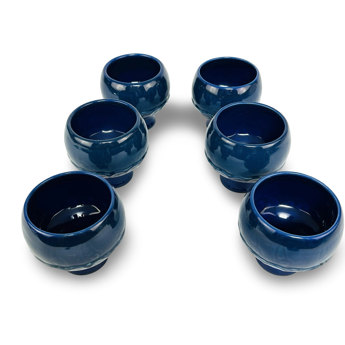 Sechs blaue Bowlebecher von oben, Blick in die glänzend glasierte Innenseite
