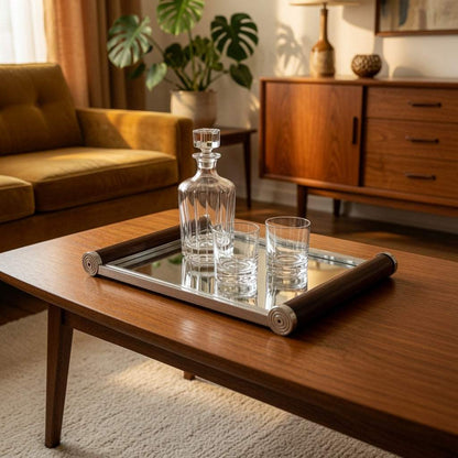 Art-Deco-Spiegeltablett mit Karaffe und Gläsern auf einem Holztisch im Wohnraum inszeniert