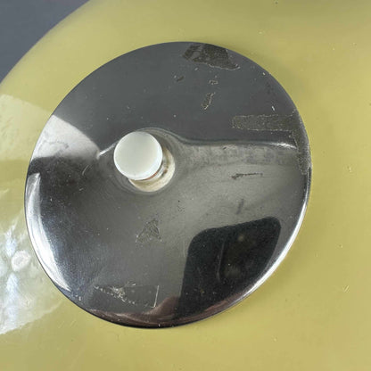 Unterseite des gelben Metallschirms mit verchromter Abdeckung und sichtbarem weißen Schalter