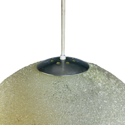 Detail der silbernen Metallkappe mit Lüftungslöchern und weißem Kabel an der Zuckerlampe