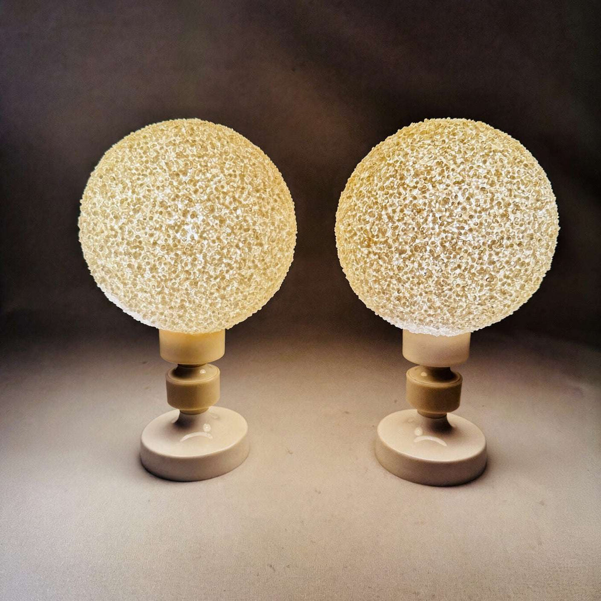 Paar Zuckerlampen eingeschaltet, warm leuchtende Granulat-Kugeln, Mid-Century Stimmungslicht