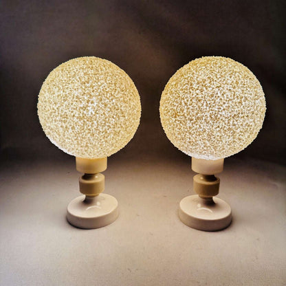 Paar Zuckerlampen eingeschaltet, warm leuchtende Granulat-Kugeln, Mid-Century Stimmungslicht