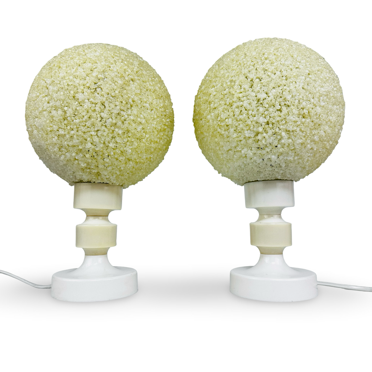 Nahansicht der beiden Zuckerlampen mit Granulat-Kugeln und gestuftem Schaft in Weiß und Elfenbein